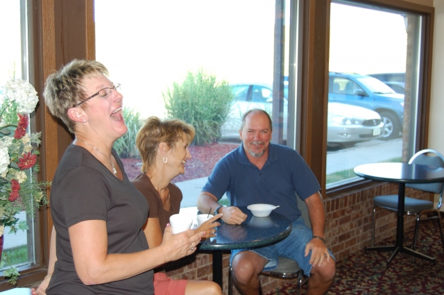 Having breakfast (and a few laughs) at Dean Ratliffs Western Inn are Rachel Smith, Jackie OBrien and Jeff Rindone